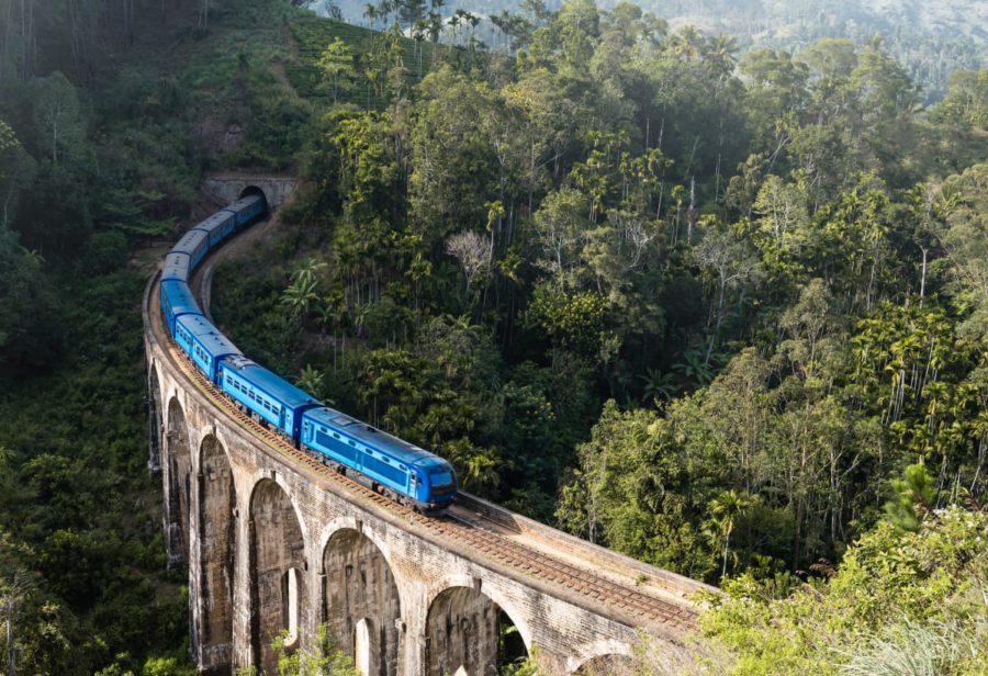 pont de chemin de fer avec un train bleu