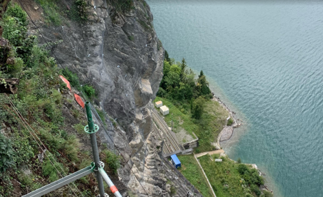 Monitoreo de la estabilidad de un acantilado rocoso en una ruta suiza de carretera y ferrocarril
