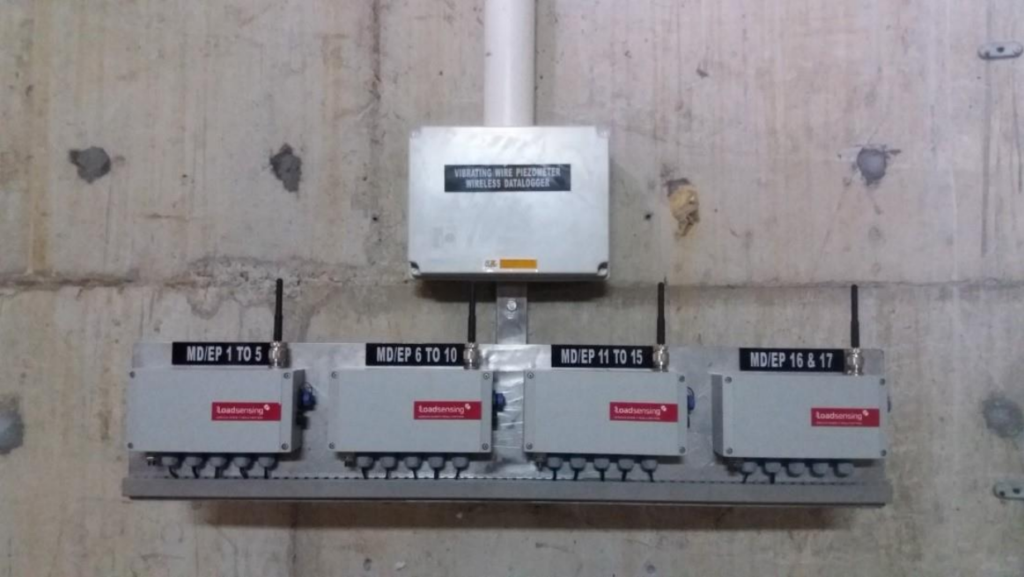 Loadsensing vibrating wire